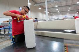 La compañía cuenta co alrededor de 800 trabajadores, la cual produce muebles que se exportan principalmente a Estados Unidos.