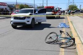 Elementos de seguridad acordonaron el cruce de la avenida Las Torres y calle 7, donde un adulto mayor que viajaba en bicicleta murió tras ser impactado por una camioneta.