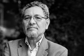 Elmer Mendoza crea a una mujer que resiste la violencia y la política en ‘La sirena y el jubilado’