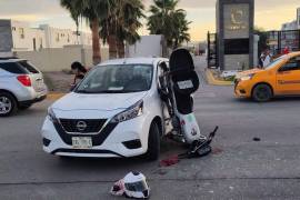 De cabeza terminó incrustada la moto en el auto que le quitó el derecho de paso al motociclista. Tránsito y Vialidad deberá determinar la responsabilidad de los involucrados.