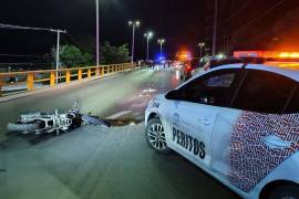 El motociclista murió tras impactarse contra una luminaria en la parte alta del puente Rodríguez Triana, en Torreón, Coahuila.
