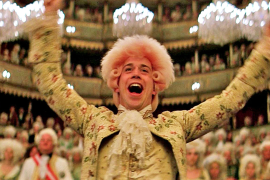 Apuesta. Miloš Forman retoma en Amadeus su interés por los individuos que desafían estructuras, pasando de tiempos históricos que abarcaban la contracultura de los años sesenta.