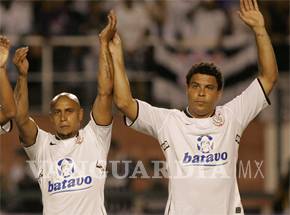 Corinthians, con Roberto Carlos y Ronaldo en campo, vence 2-1 al Bragantino