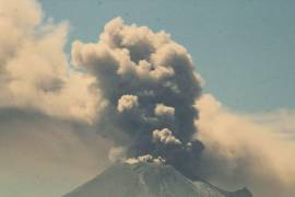 El Volcán Popocatépetl presentó frecuente actividad durante este miércoles 21 de febrero de 2024, sobre todo al presentar una gran fumarola que alcanzó una altura de entre los mil 800 y 2 mil metros.