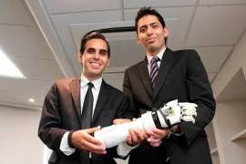 Universitarios de Monterrey crean mano electromecánica