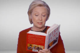 Hillary Clinton se burla de Donald Trump leyendo 'Fire and Fury'