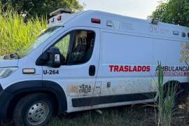 La ambulancia, localizada por campesinos en la zona de cañales del ejido Lázaro Cárdenas, pertenece a la agrupación “Centro Regulador de Urgencias Médicas” de la Secretaría estatal