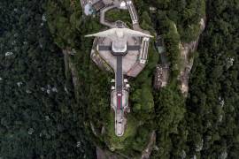 Fotografía de archivo fechada el 11 de enero de 2014 y tomada con un dron que muestra la estatua del Cristo Redentor, en Río de Janeiro (Brasil). EFE/Antonio Lacerda