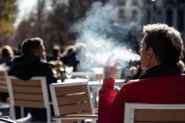 Normativa. La nueva ley hace más rectrictivo el fumar en espacios públicos, pero también obliga a ocultar los cigarros de estantes en las tiendas.