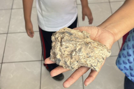 La docente mostró fotografías de la piedra que impactó su cabeza y del diagnóstico médico tras la agresión ocurrida durante el recreo.