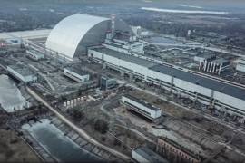 Alerta. El Gobierno ucraniano notificó riesgos por la desconexión eléctrica en la instalación nuclear; OIEA descartó un “impacto crítico”.