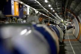 El experimento funciona haciendo colisionar los núcleos de oxígeno y neón para crear una pequeña gota de plasma de quarks y gluones, la misma “sopa” supercaliente que los científicos creen que llenaba el universo justo después del Big Bang.