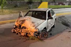 El exceso de velocidad habría provocado que el conductor perdiera el control al intentar incorporarse al paso deprimido, terminando sobre el camellón central antes de estrellarse contra la estructura del puente.