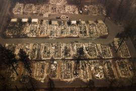 Suben a más de mil los desaparecidos en incendios de EU, con 74 muertos