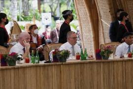 El presidente de la FIFA, Gianni Infantino (i), el primer ministro australiano, Anthony Albanese (d) y el primer ministro británico, Rishi Sunak (d), en un almuerzo en la cumbre de líderes del G20 en Nusa Dua, Bali.