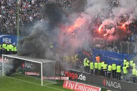 Fanáticos del Hamburgo no perdonan el descenso y queman su estadio
