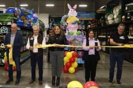 El presidente y director general de H-E-B México, Fernando Martínez, encabezó el corte de listón que marca el arranque oficial de Mi Tienda del Ahorro Colosio en Saltillo. FOTOS: FRANCISCO MUÑIZ