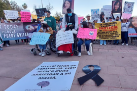 Familiares de víctimas de meningitis y sobrevivientes marcharon ayer en la ciudad de Durango para conmemorar el primer aniversario del inicio de la emergencia sanitaria