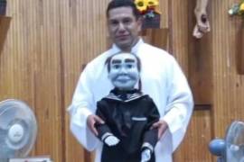 El sacerdote Víctor Hugo dijo desconocer el origen de la marioneta.