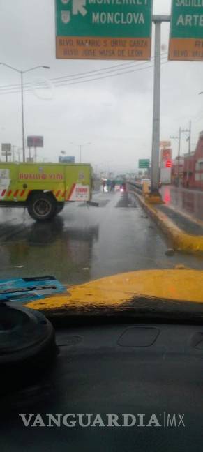 $!Autoridades municipales cerraron la circulación en ambos sentidos para evitar nuevos accidentes.