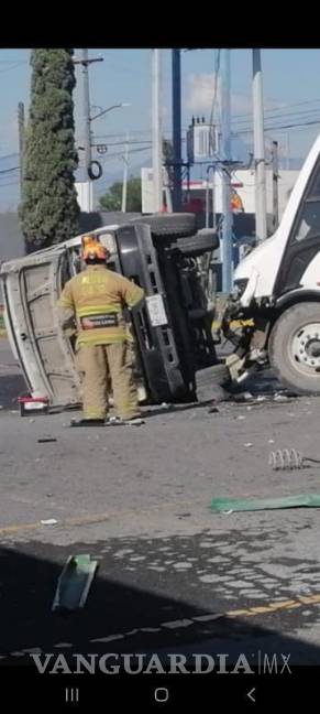 $!Transporte de personal deja seis heridos al embestir tres autos en gasolinera, en NL