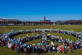 Personas se reúnen y formar un símbolo de paz durante una manifestación contra la invasión rusa de Ucrania, en La Haya, Países Bajos. EFE/EPA/Marco de Swart