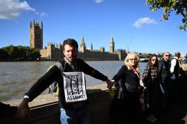 Miles de personas formaron una cadena humana en torno al parlamento británico de Londres a favor de Assange.
