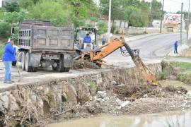 Cuadrillas municipales intensificaron las labores de limpieza en arroyos de Acuña tras las recientes lluvias, con el objetivo de evitar obstrucciones que puedan derivar en inundaciones durante la temporada.