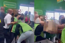 Ambas mujeres fueron separadas por empleados de la empresa, así como algunos clientes.