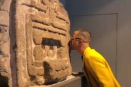 Artista besa y lame piezas arqueológicas del Museo Nacional de Antropología