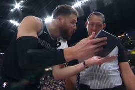 INSÓLITO hecho en la NBA: Blake Griffin de los Pistons reclama una jugada al árbitro ¡con una tablet!