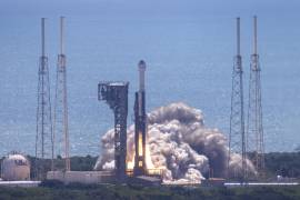 La nave espacial Starliner de la misión de prueba de vuelo de la tripulación Boeing de la NASA, en un cohete Atlas V de United Launch Alliance, se eleva desde la Estación de la Fuerza Espacial de Cabo Cañaveral.