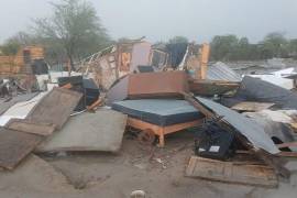 Once viviendas de materiales ligeros colapsaron tras el paso de tornados en comunidades rurales del norte de Coahuila.