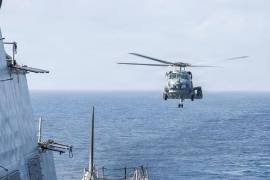 Un dron marino rescató a dos aviadores del ejército que iban a bordo del helicóptero de ataque Apache cuando cayó cerca de la vía marítima que Irán ha cerrado.