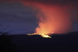 La lava sale del cráter de la cumbre de Mauna Loa alrededor de las 6:35 a. m. del 28 de noviembre de 2022, vista desde el área recreativa Gilbert Kahele en Maunakea, Hawái.