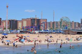 La playa de Rockaway, en el distrito de Queens, se caracteriza por su larga extensión de arena.