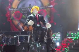 Fans de Guns N' Roses golpean a piñata de Trump durante un concierto