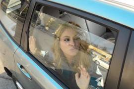 Paulina Rubio muere… De calor, en la nueva campaña de PETA Latino