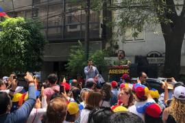 Venezolanos en México rompen piñata de Maduro frente a embajada