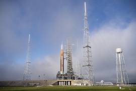 La niebla cubre parcialmente el cohete lunar nuevo de la NASA mientras se sienta en la plataforma de lanzamiento 39-B el sábado 12 de noviembre de 2022 en Cabo Cañaveral, Florida.