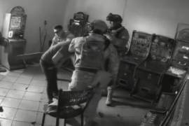 Tortura, golpes y sometimiento a manos de presuntos elementos del Ejército Mexicano fueron exhibidos en un video grabado por las cámaras de seguridad de un establecimiento a un joven.