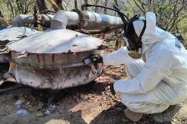 Vigilancia aérea y terrestre llevó a la Marina y la FGR a ubicar una instalación clandestina con insumos y equipo para fabricar droga sintética en una comunidad de Cosalá.