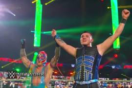 Familia Mysterio consigue la venganza y derrotan a Seth Rollins