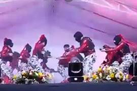 Durante la coreografía, los estudiantes bailaron música urbana y en una de las secuencias se proyectaron imágenes de presidentes municipales que han sido asesinados.