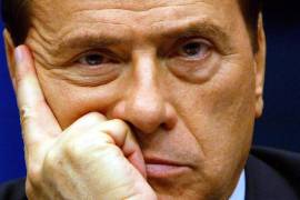 Fotografía de archivo tomada el 11 de diciembre de 2003 que muestra al entonces primer ministro italiano Silvio Berlusconi durante una rueda de prensa en Bruselas, Bélgica.