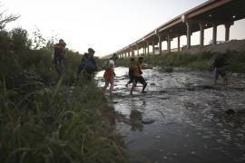Fotografía de migrantes venezolanos cruzando el Río Bravo hacia la frontera de Estados Unidos.