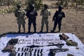 También se aseguraron cuatro chalecos balísticos, dos cascos, equipo y vestimenta táctica,