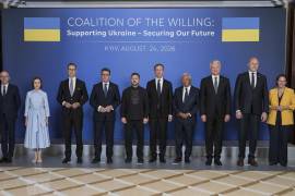 Líderes de países europeos y el presidente de Ucrania, Volodímir Zelenski, en la cumbre de la Coalición de los Voluntarios en Kiev, Ucrania.