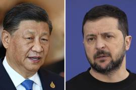 Izquierda, el presidente chino Xi Jinping en Bangkok, Tailandia, 19 de noviembre de 2022. Derecha, el presidente ucraniano Volodímir Zelenski en las afueras de Kiev, miércoles 26 de abril de 2023