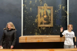 Activistas irrumpieron en el museo Louvre de París y arrojaron sopa a la pintura de ‘La Gioconda’, de Leonardo da Vinci.